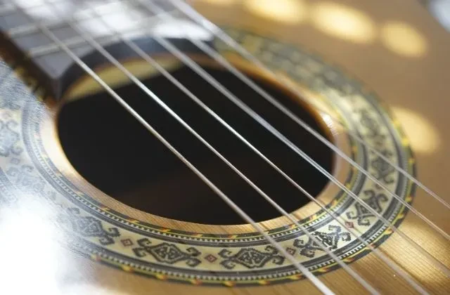 Gitar Teli Nasıl Takılır?: Ayarlamak, Değiştirmek ve Bağlamak