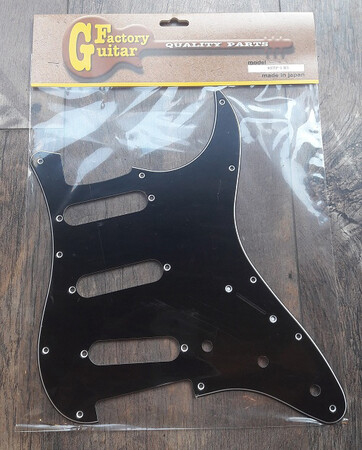 Domo 11 Delikli Siyah SSS Strat Pickguard