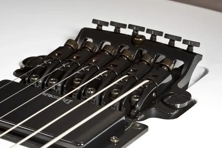 Ibanez 2ED1C31B Edge III Anchor Type Tremolo Set – Black - 2